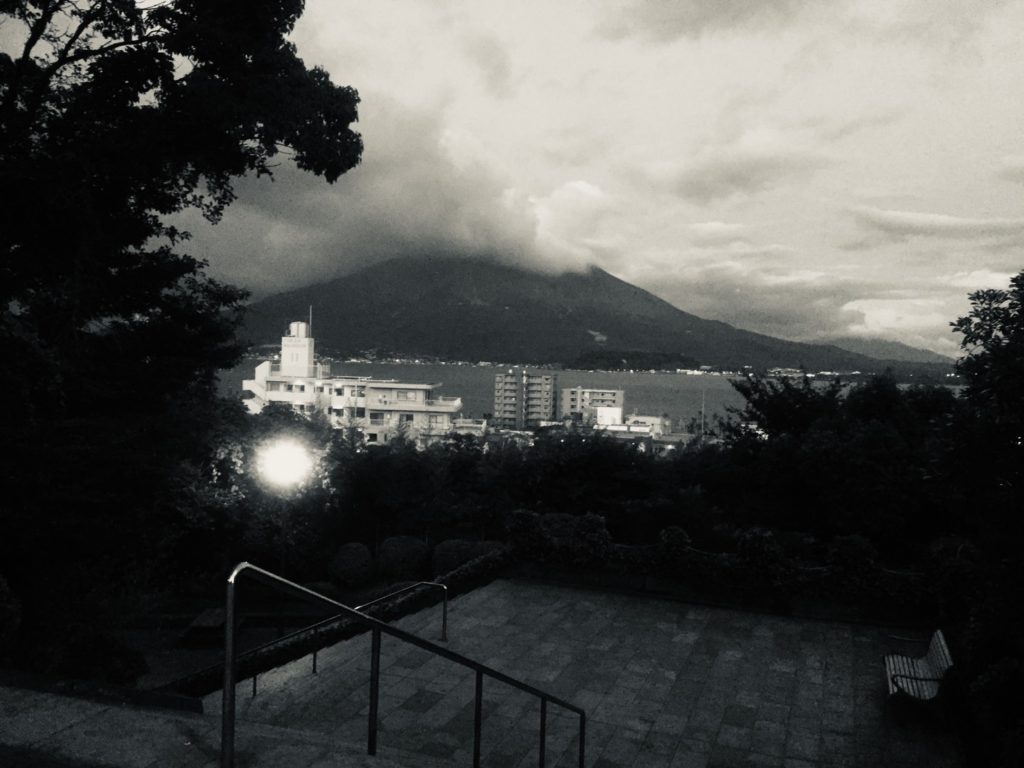 多賀山公園から桜島を一望する夜景。